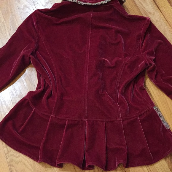 Mechant raspberry stretch velour Vneck/pleats/lace - Picture 5 of 8